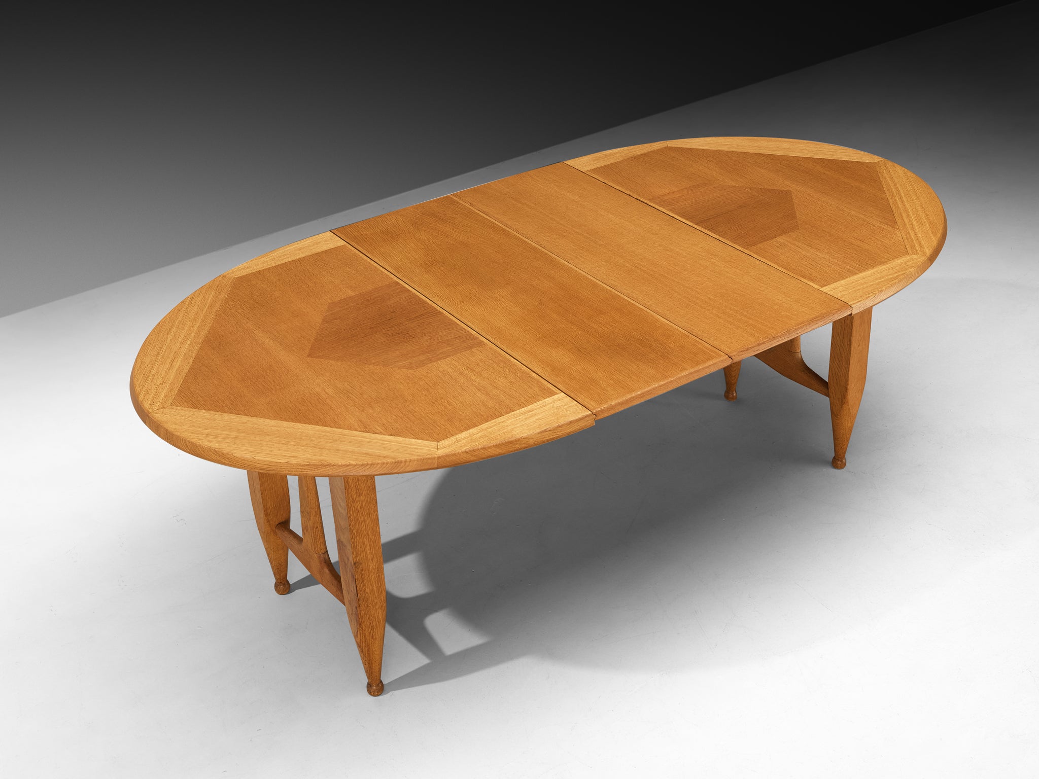 Guillerme & Chambron Extendable Round Dining Table in Oak Tables Morentz