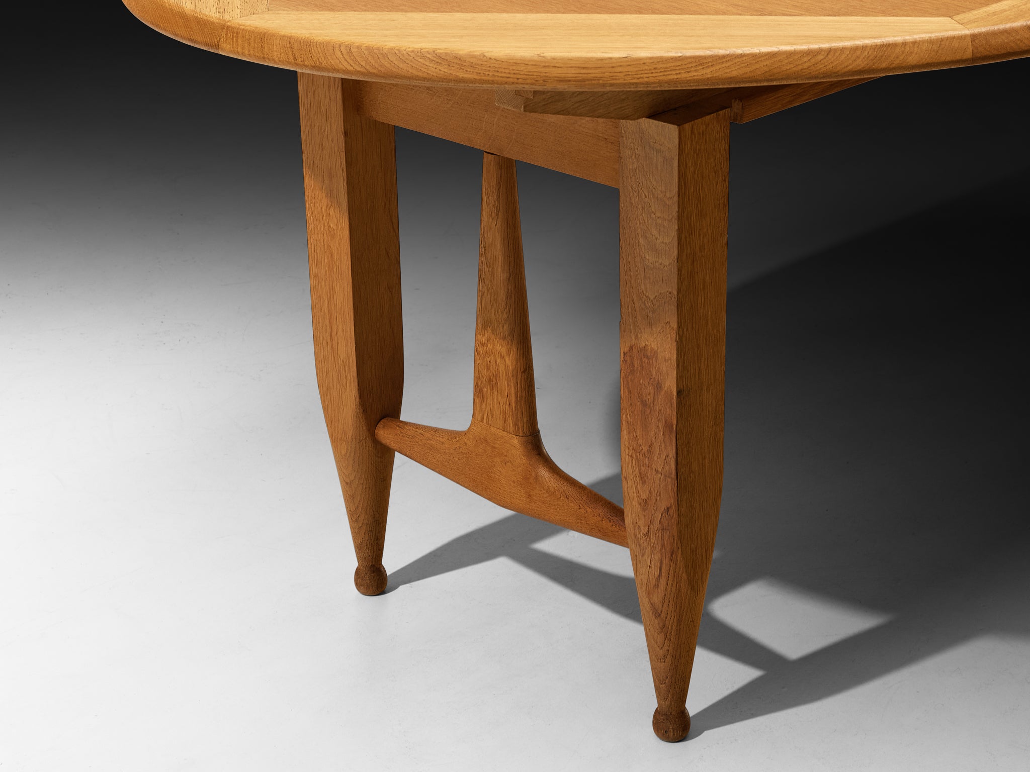 Guillerme & Chambron Extendable Round Dining Table in Oak Tables Morentz
