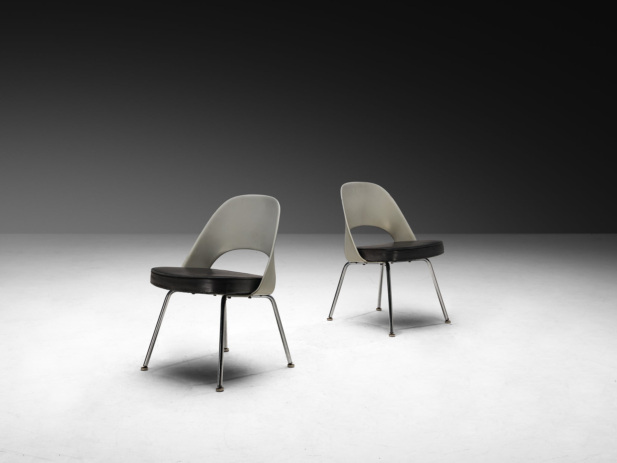 Eero Saarinen for Knoll International Set of Six Dining Chairs in Fiberglass and Leather Seating Morentz