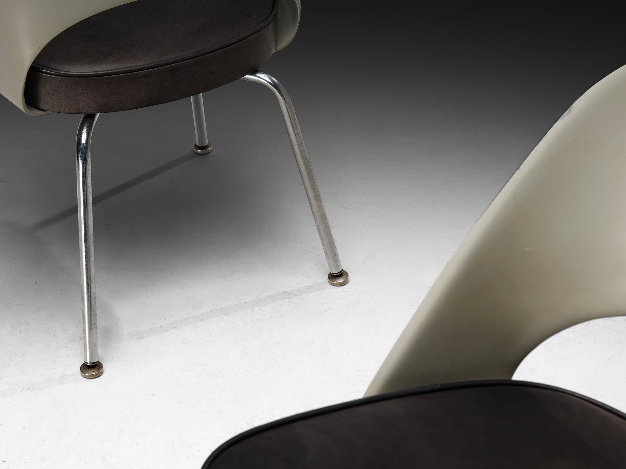 Eero Saarinen for Knoll International Set of Six Dining Chairs in Fiberglass and Leather Seating Morentz