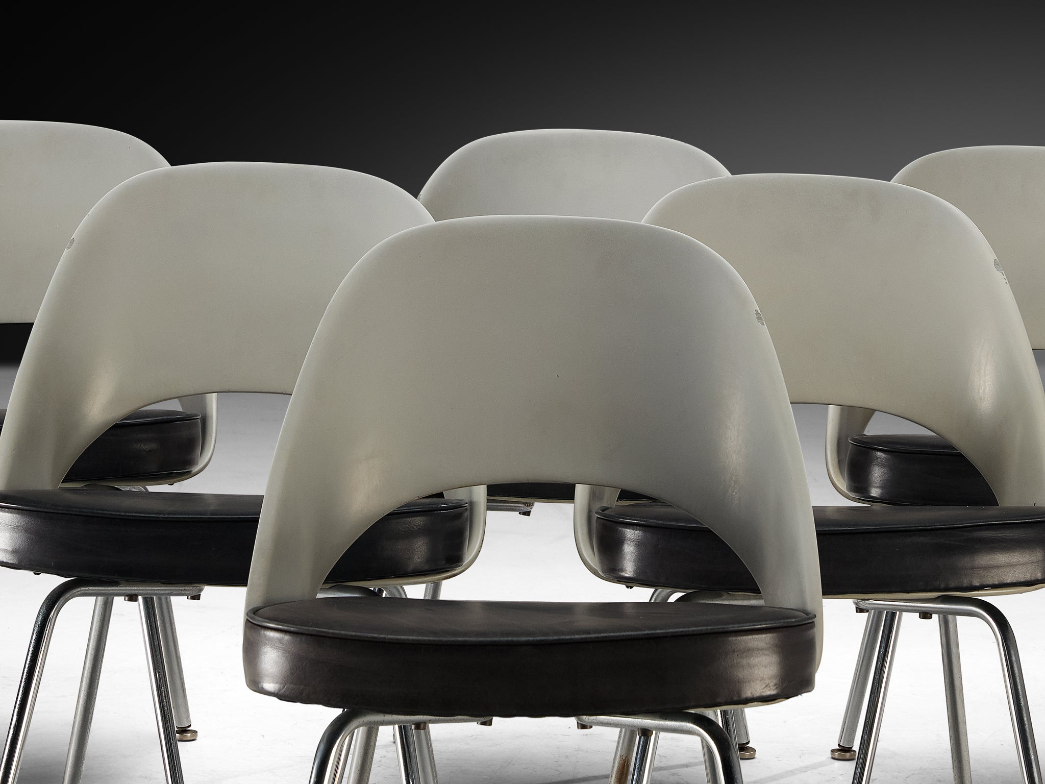 Eero Saarinen for Knoll International Set of Six Dining Chairs in Fiberglass and Leather Seating Morentz