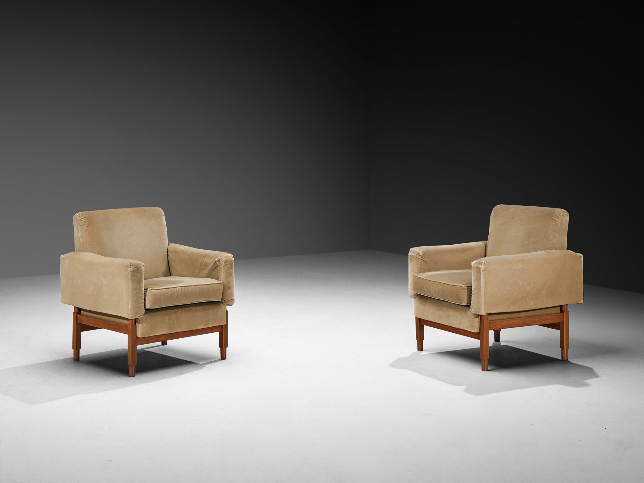 Set of Four Mid-Century Lounge Chairs in Mahogany and Beige Velvet Seating Morentz