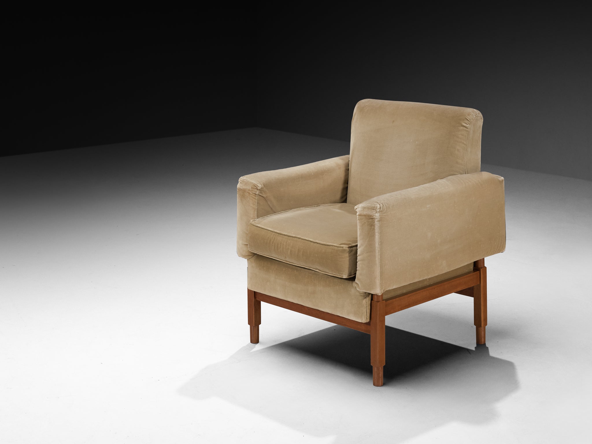 Set of Four Mid-Century Lounge Chairs in Mahogany and Beige Velvet Seating Morentz