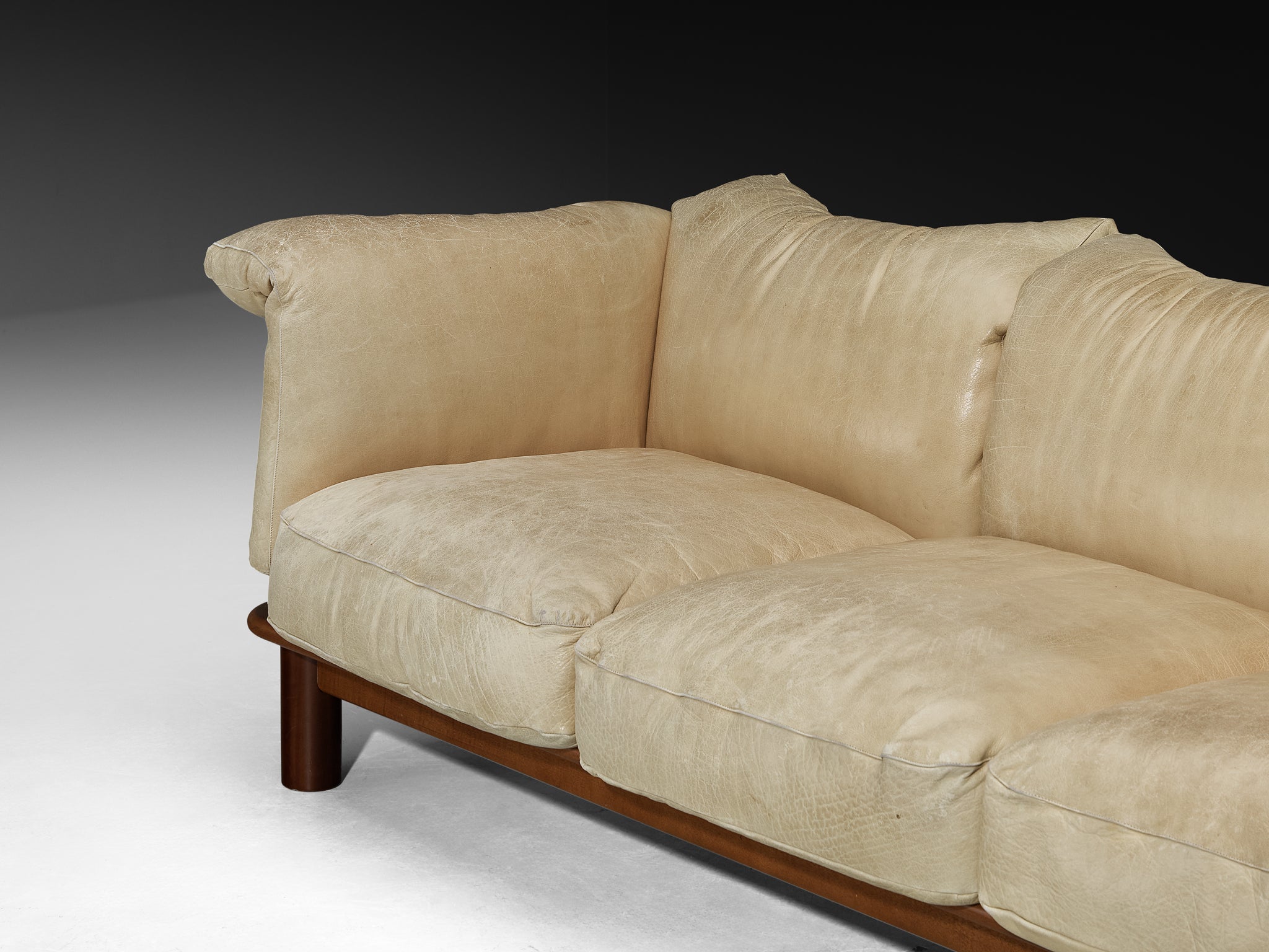 De Pas, D’Urbino & Lomazzi for Poltronova 'PITTI' Sofa in Beige Leather and Walnut Seating Morentz