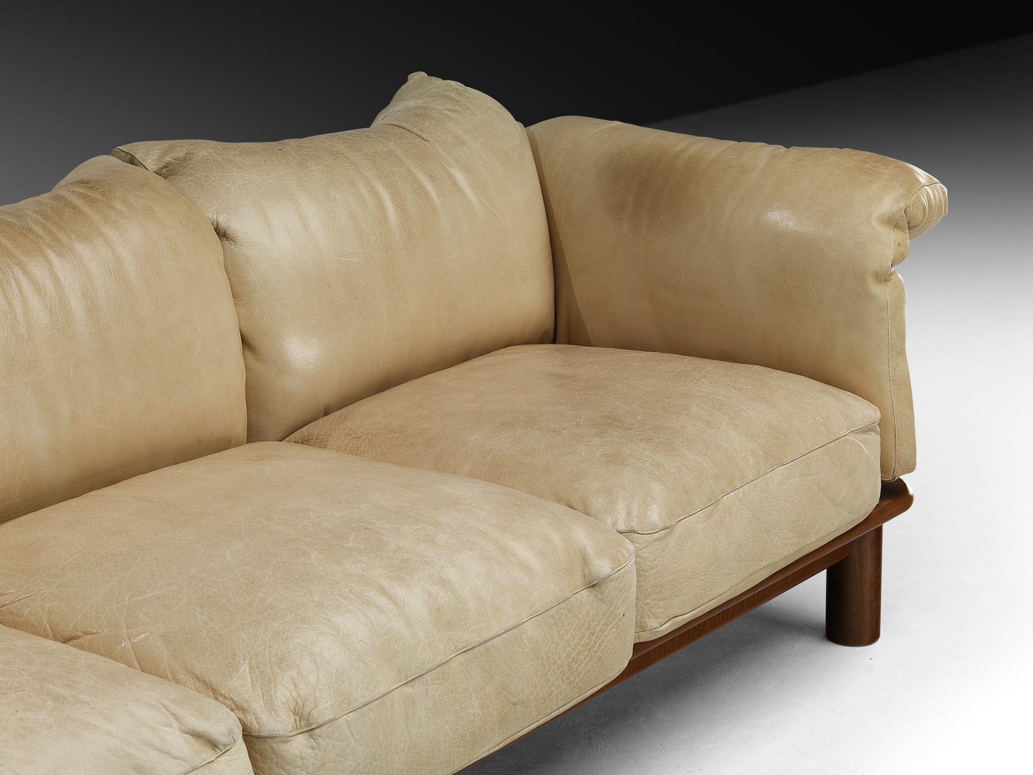 De Pas, D’Urbino & Lomazzi for Poltronova 'PITTI' Sofa in Beige Leather and Walnut Seating Morentz