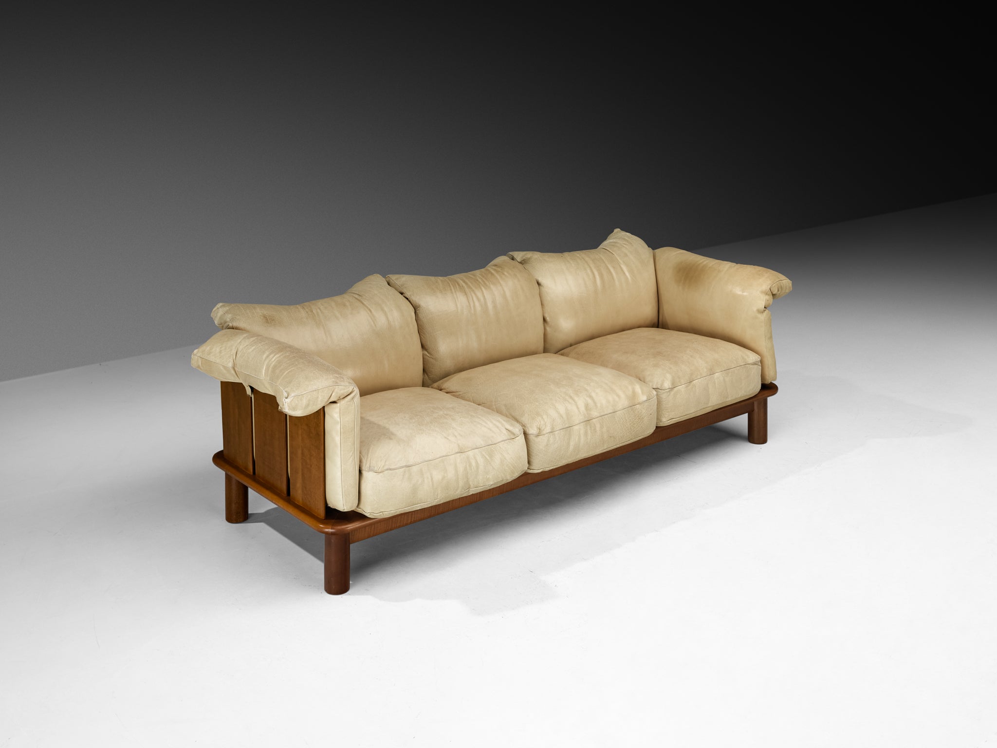 De Pas, D’Urbino & Lomazzi for Poltronova 'PITTI' Sofa in Beige Leather and Walnut Seating Morentz