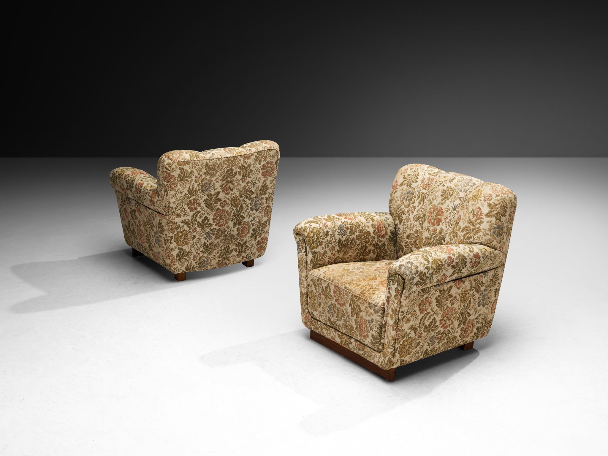 Pair of Lounge Chairs in Floral Pattern on Platform Base Seating Morentz