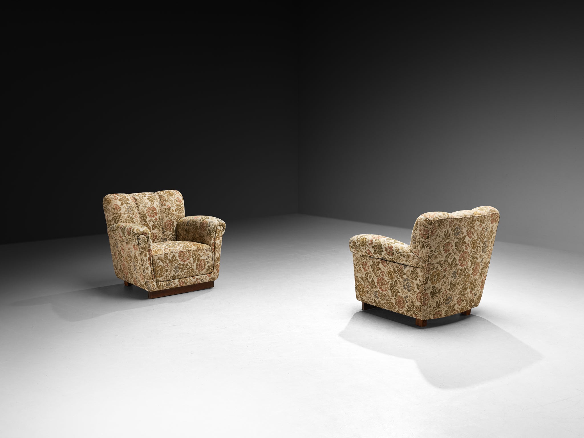 Pair of Lounge Chairs in Floral Pattern on Platform Base Seating Morentz