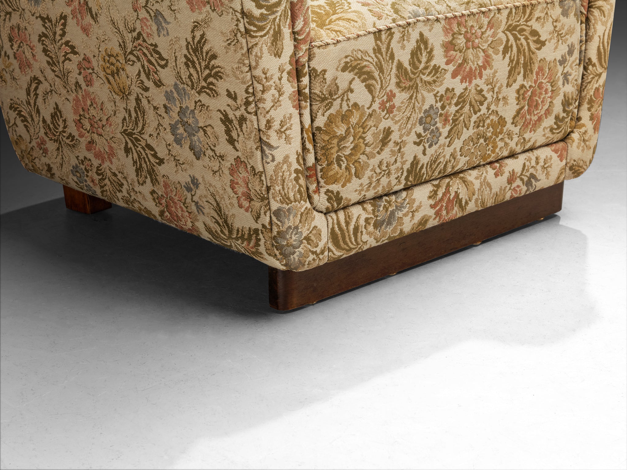 Pair of Lounge Chairs in Floral Pattern on Platform Base Seating Morentz