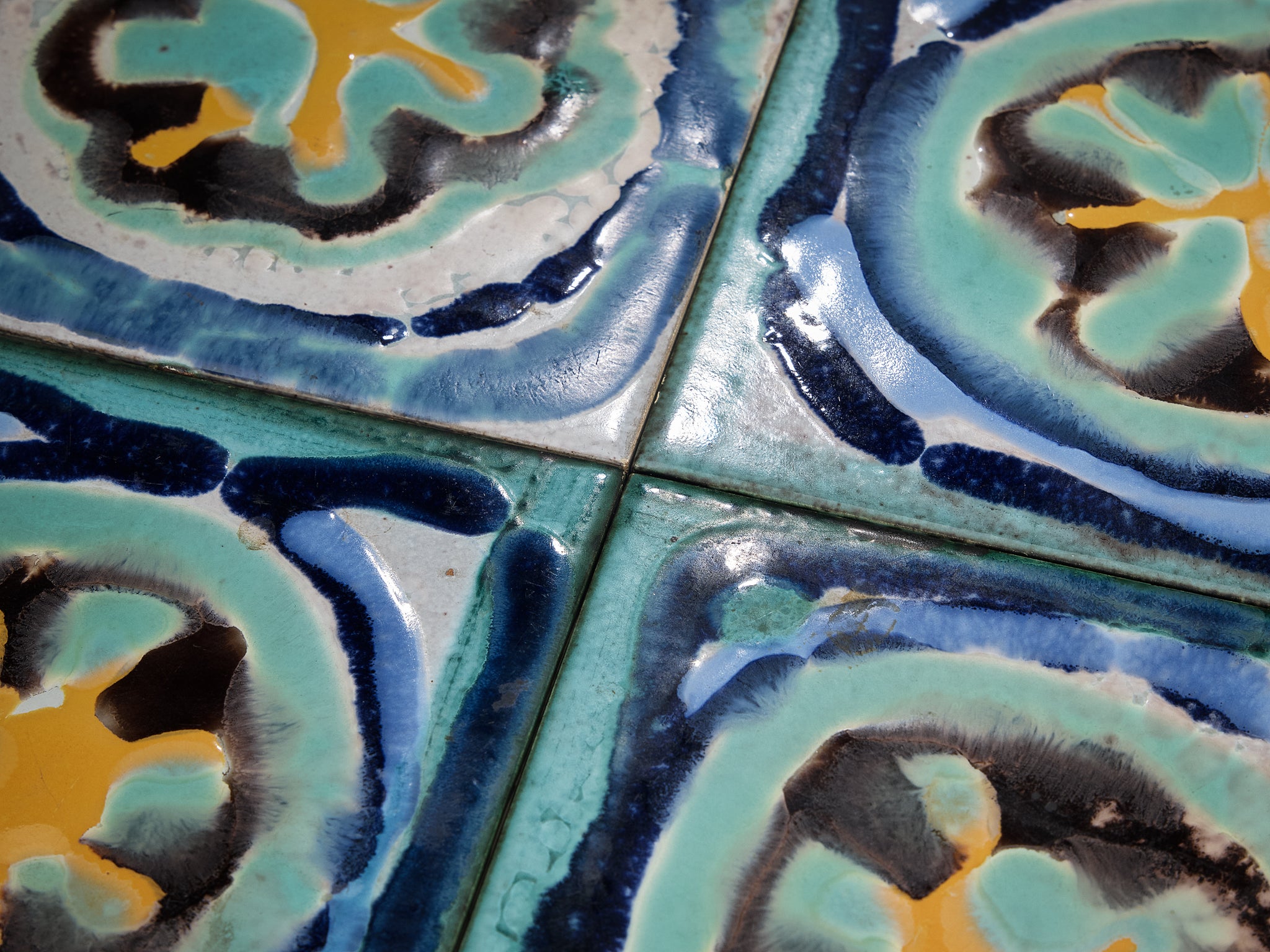 Guillerme & Chambron for Votre Maison Coffee Table in Oak and Blue Ceramic Tiles Tables Morentz