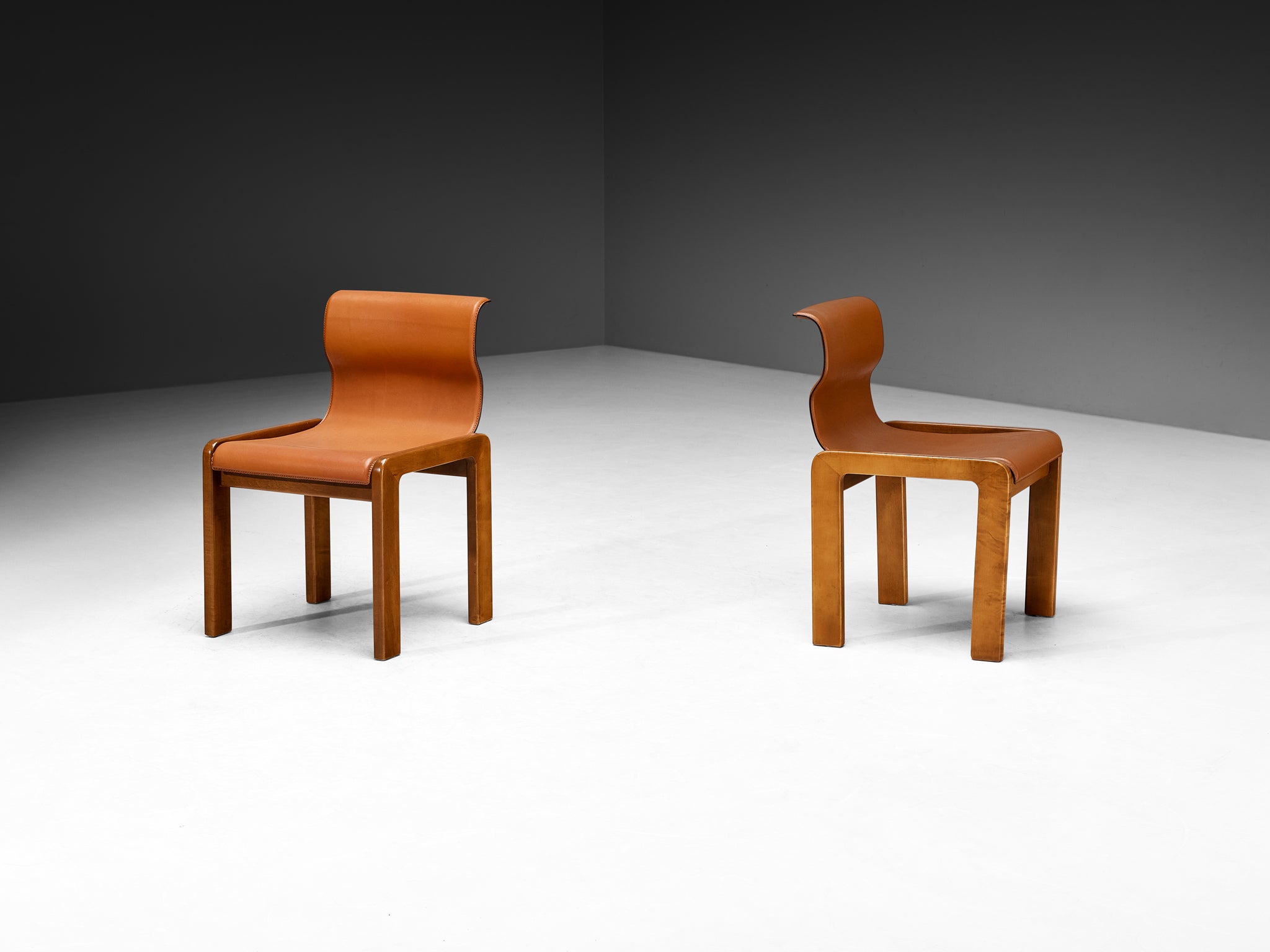 Italian Set of Eight Dining Chairs With Wavy Backrests in Saddle Leather, Walnut Seating Morentz