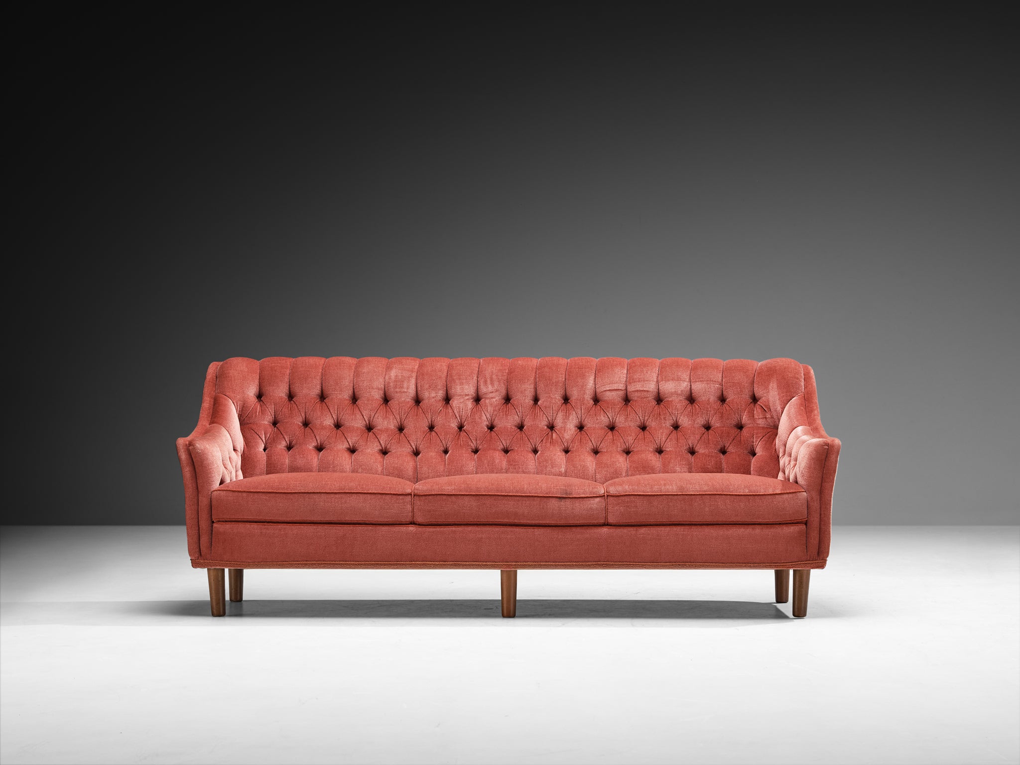 1950s Mid-Century Sofa in Tufted Dusty Pink Velvet and Oak Seating Morentz