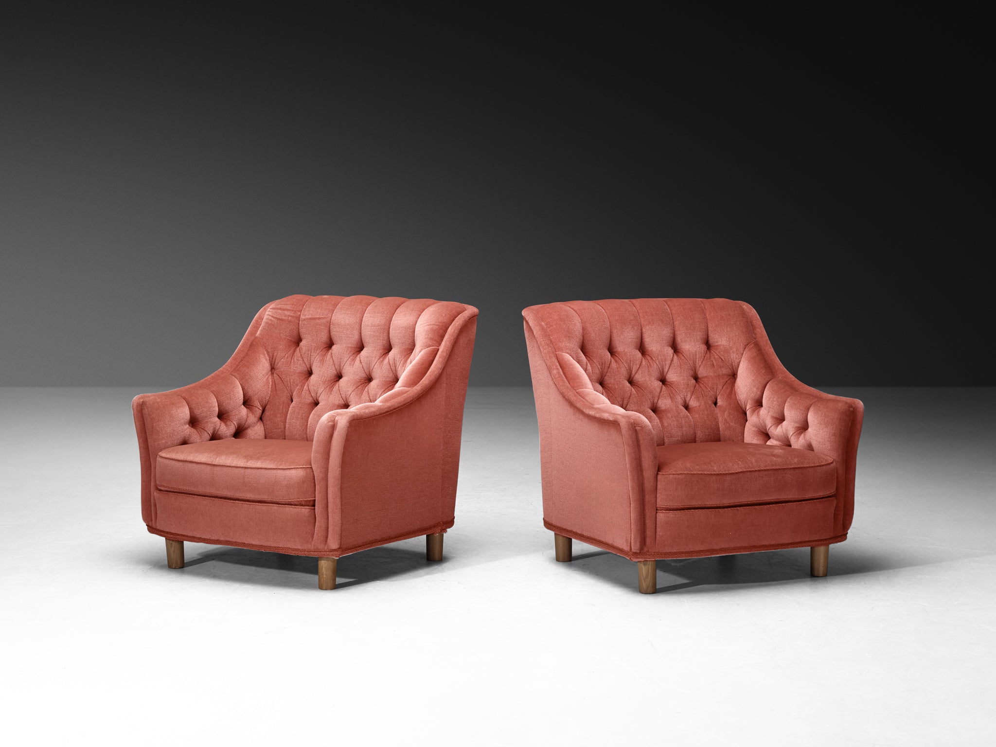 1950s Mid-Century Pair of Lounge Chairs in Tufted Dusty Pink Velvet and Oak Seating Morentz
