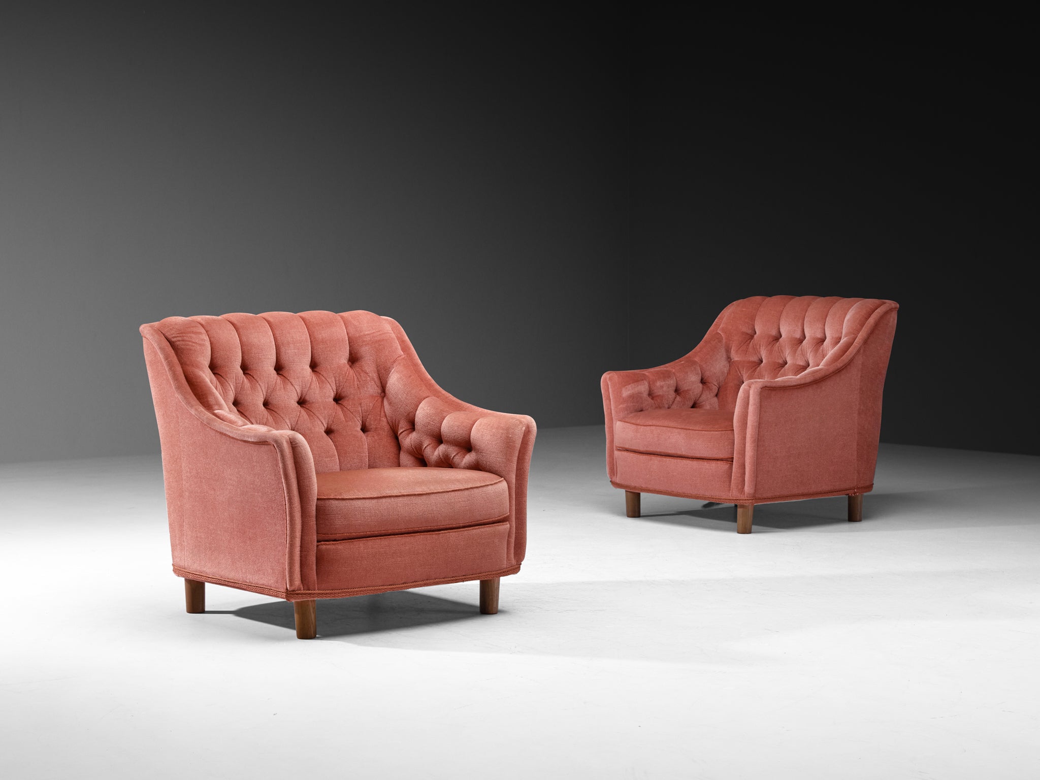 1950s Mid-Century Pair of Lounge Chairs in Tufted Dusty Pink Velvet and Oak Seating Morentz
