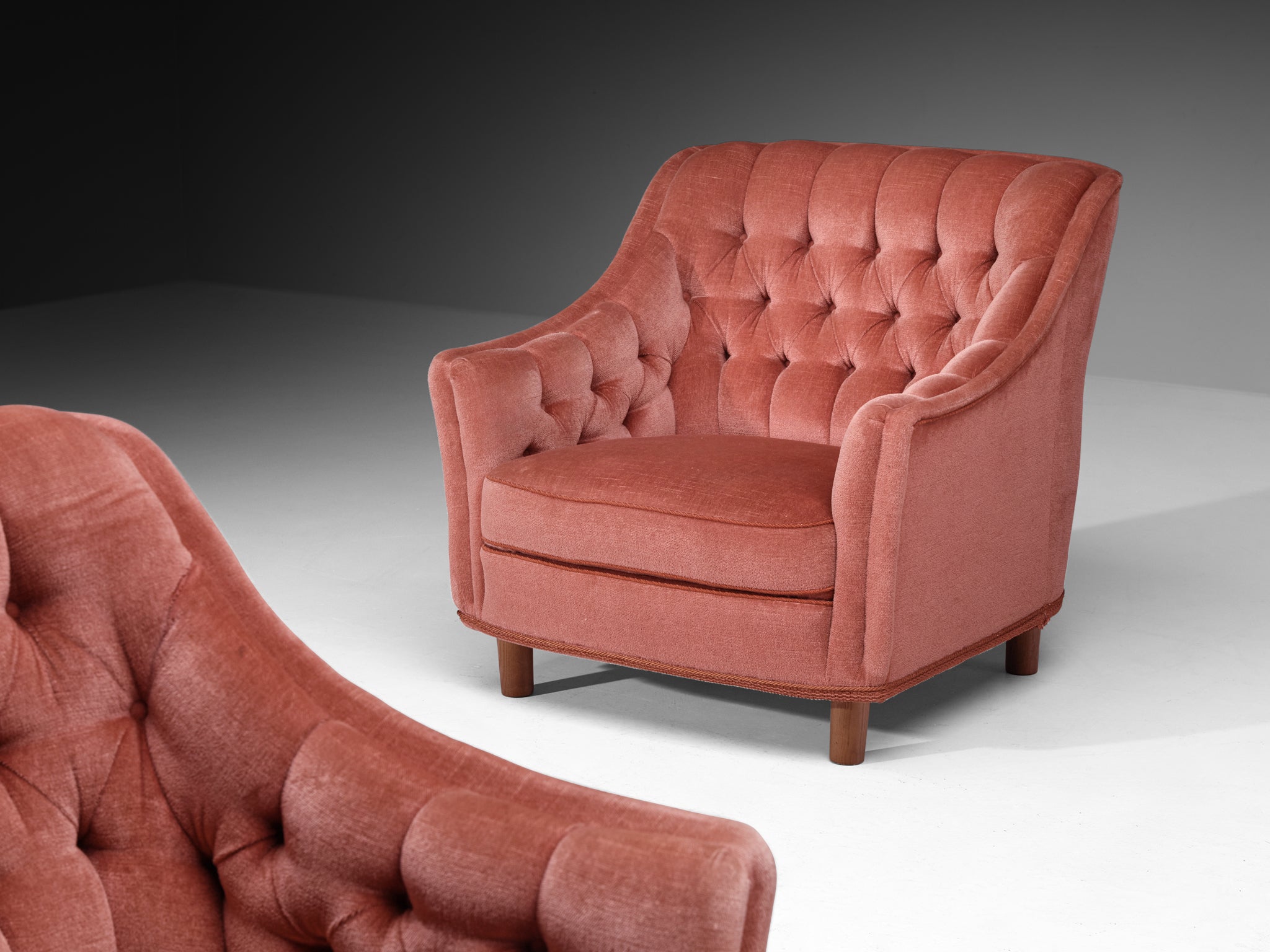1950s Mid-Century Pair of Lounge Chairs in Tufted Dusty Pink Velvet and Oak Seating Morentz