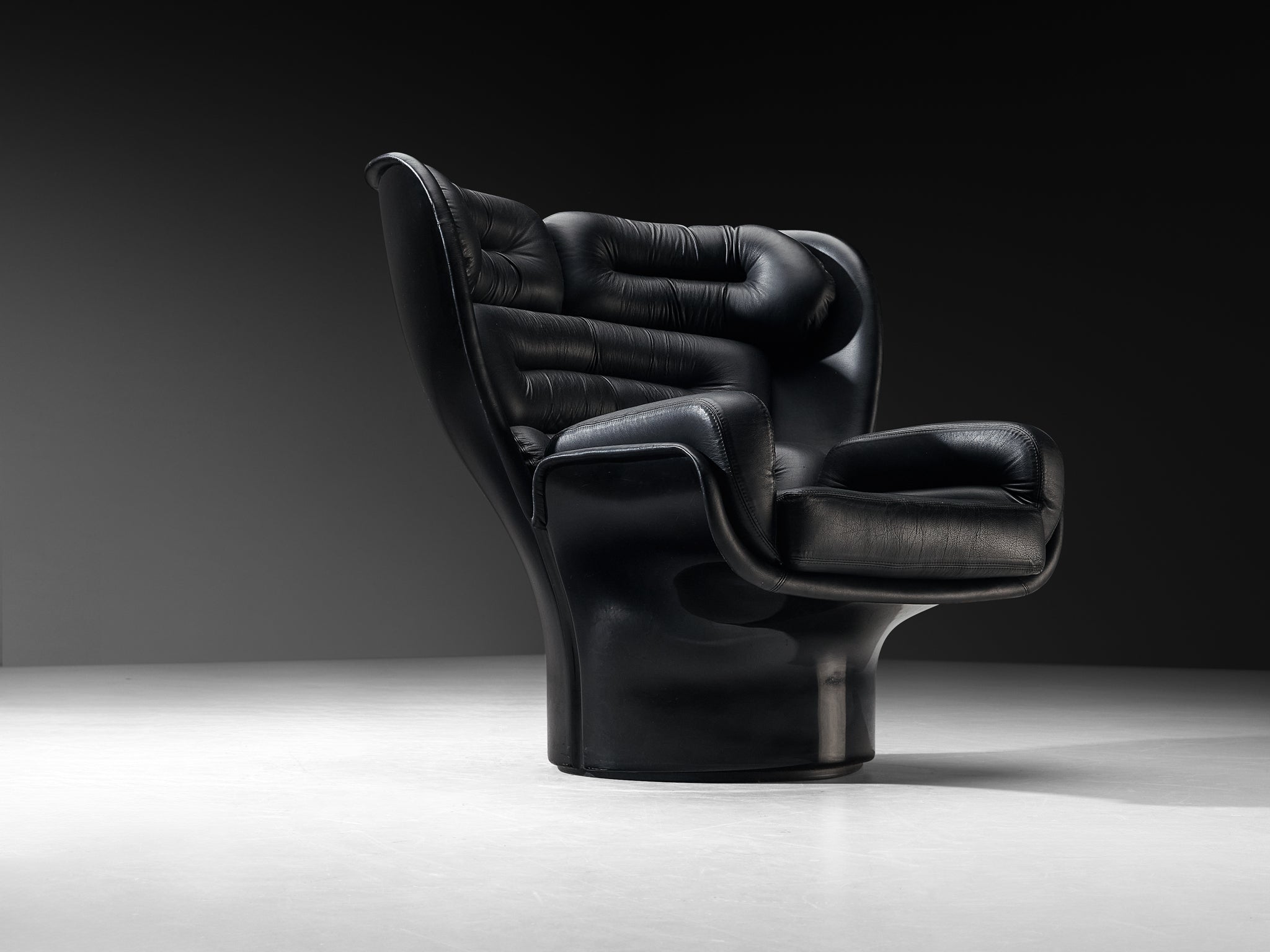 Joe Colombo 'Elda' Swivel Lounge Chair in Black Leather and Fiberglass Seating Morentz