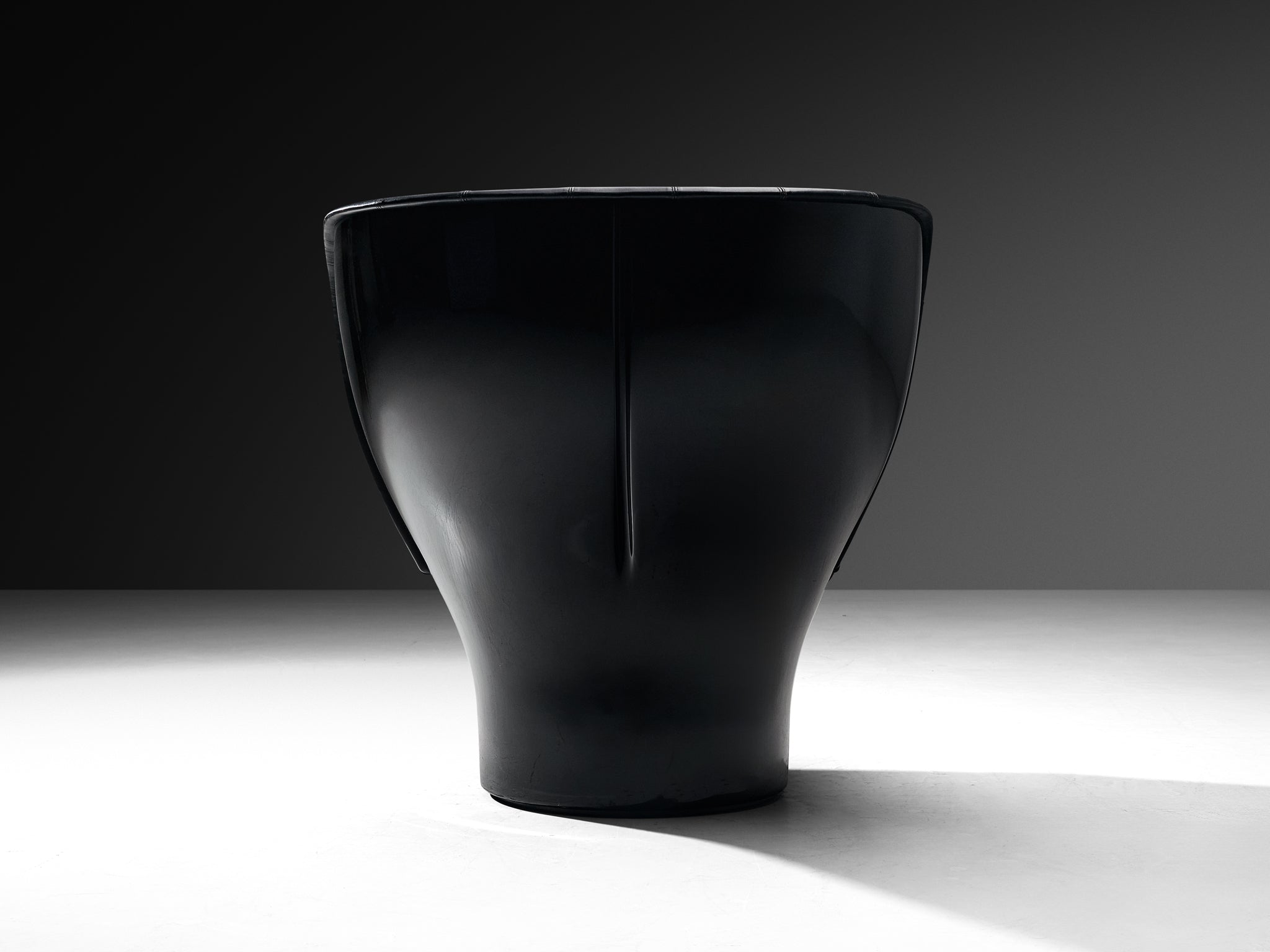 Joe Colombo 'Elda' Swivel Lounge Chair in Black Leather and Fiberglass Seating Morentz