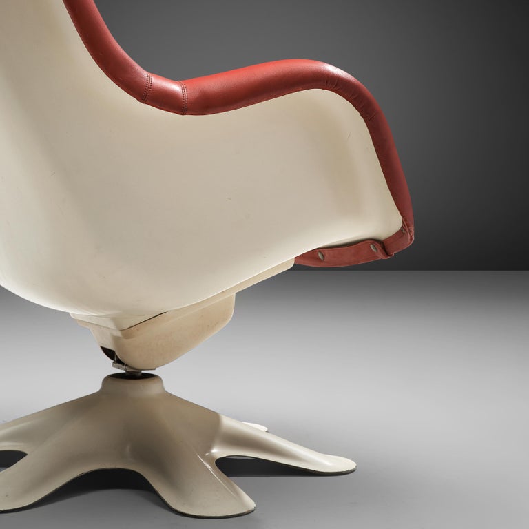 Yrjö Kukkapuro 'Karuselli' Lounge Chair in Leather and Fibreglass