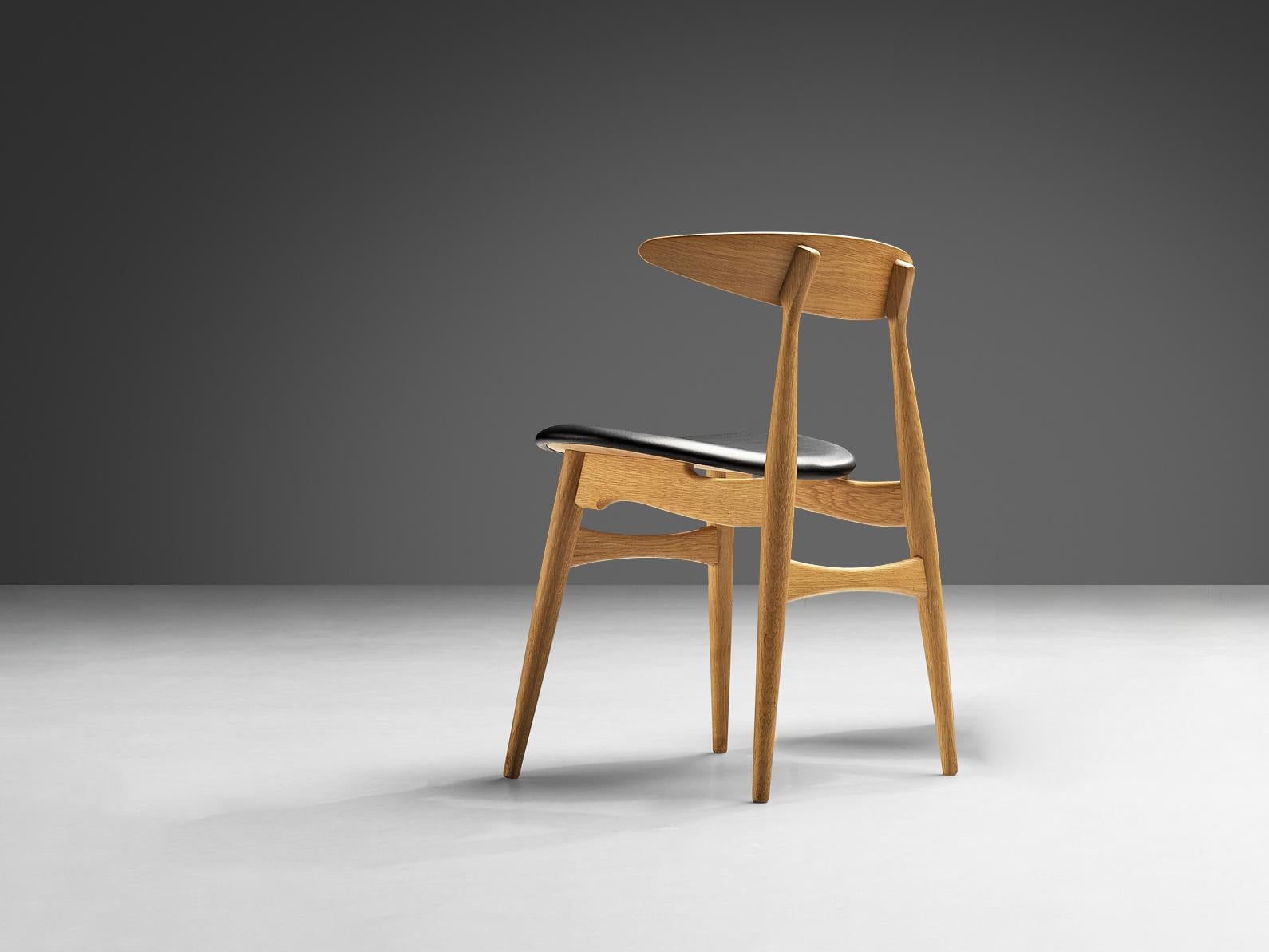 Hans J. Wegner for Carl Hansen & Søn Dining Chair in Oak and Leather