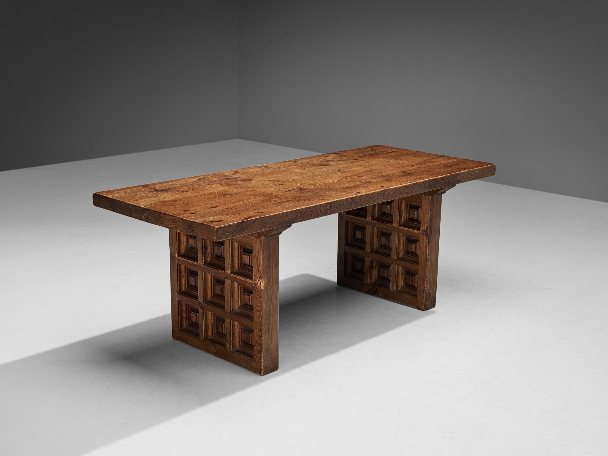 Biosca Dining Table in Stained Pine